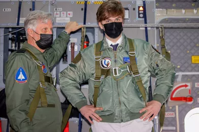 Le roi des Belges Philippe et son fils le prince Gabriel de Belgiqueà bord d'un avion militaire, le 23 juin 2021