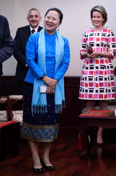 La reine Mathilde Mathilde de Belgique avec la présidente d'Unicef Laos à Vientiane, le 20 février 2017