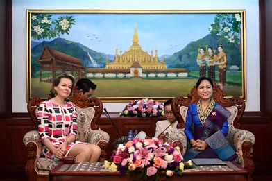 La reine Mathilde Mathilde de Belgique avec la présidente de la Lao Women's Union à Vientiane, le 20 février 2017