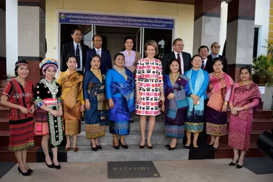 La reine Mathilde Mathilde de Belgique avec des membres de la Lao Women's Union à Vientiane, le 20 février 2017