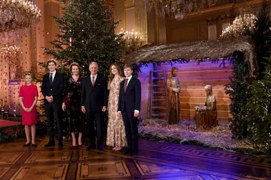 La princesse Eléonore, le prince Gabriel, la reine Mathilde, le roi des Belges Philippe, la princesse Elisabeth et le prince Emmanuel de Belgique à Bruxelles, le 16 décembre 2020