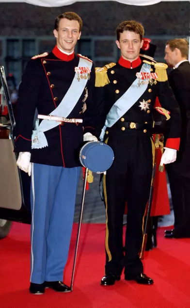 Le prince Joachim de Danemark, le 18 novembre 1995, jour de son mariage à Frederiksborg, avec son frère le prince héritier Frederik