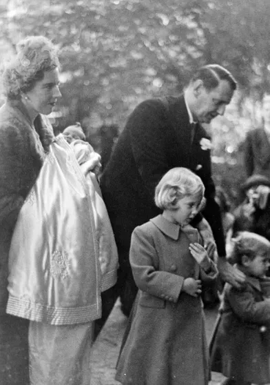 La princesse Anne-Marie de Danemark avec ses parents et ses deux soeurs aînées, le jour de son baptême, le 10 octobre 1946