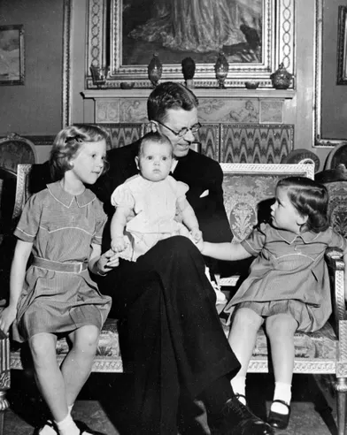 La princesse Anne-Marie de Danemark avec ses deux soeurs aînées les princesse Margrethe et Benedikte et leur grand-père maternel, le prince héritier Gustaf Adolf de Suède, le 21 avril 1947