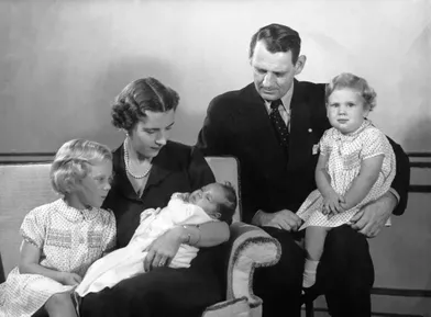 La princesse Anne-Marie de Danemark bébé avec ses parents et ses deux soeurs aînées, en 1946