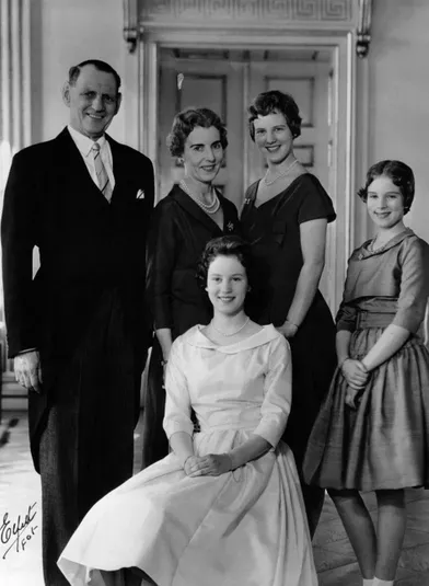 La princesse Anne-Marie de Danemark avec ses parents et ses deux soeurs aînées, le 19 mars 1959