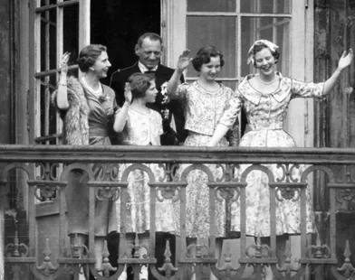 La princesse Anne-Marie de Danemark avec ses parents et ses soeurs aînées, en 1958
