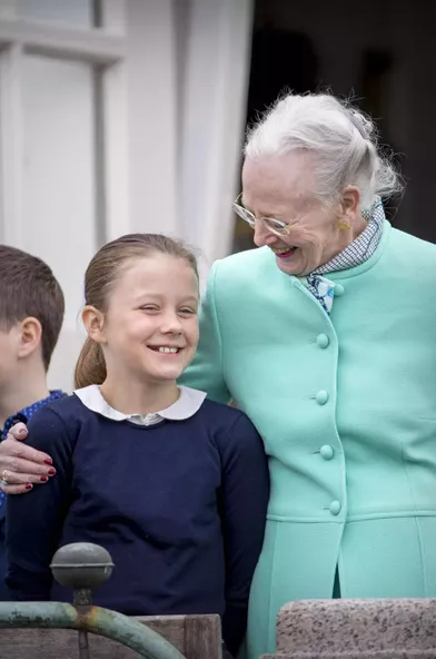 La princesse Isabella de Danemark avec sa grand-mère la reine Margrethe II, le 16 avril 2017