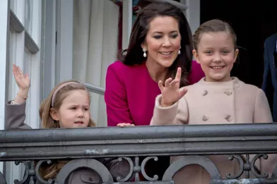 La princesse Isabella de Danemark avec sa mère et sa petite soeur, le 17 avril 2016