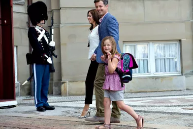 La princesse Isabella de Danemark avec ses parents lors de son premier jour d'école, le 13 août 2013
