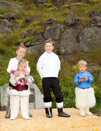 La princesse Josephine et le prince Vincent de Danemark avec leur frère et leur soeur, en tenues traditionnelles au Groenland le 3 août 2014