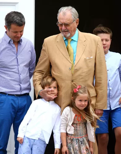 Le prince Vincent et la princesse Josephine de Danemark avec leur grand-père paternel, leur père et leur frère, le 15 juillet 2016