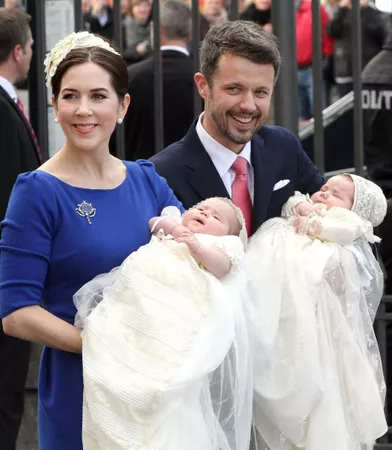 La princesse Josephine et le prince Vincent de Danemark avec leurs parents la princesse Mary et le prince Frederik le jour de leur baptême, le 14 avril 2011