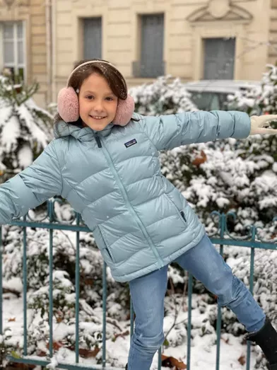 La princesse Athena de Danemark dans la neige à Paris. Une des photos diffusées pour ses 9 ans, le 24 janvier 2021