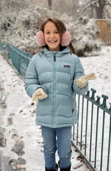 La princesse Athena de Danemark dans la neige à Paris, une des photos diffusées pour ses 9 ans, le 24 janvier 2021
