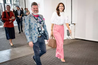 La princesse Mary de Danemark avec Lars Henriksen, président de la Copenhagen Pride, à Copenhague le 17 août 2021