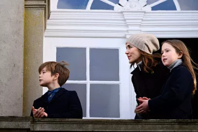 La princesse Mary de Danemark et ses jumeaux la princesse Josephine et le prince Vincent au château de Dyrehaven, le 7 novembre 2021