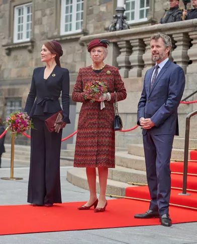 La princesse Mary de Danemark, en pantalon, avec le prince héritier Frederik et la princesse Benedikte,à Copenhague le 6 octobre 2021