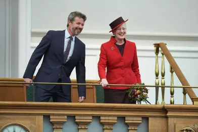 La reine Margrethe II de Danemark et son filsle prince héritier Frederik lors de l'ouverture du Parlementà Copenhague le 6 octobre 2021
