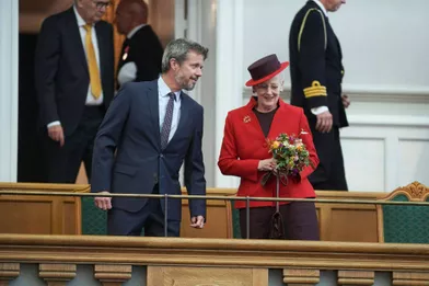 La reine Margrethe II de Danemark et son filsle prince héritier Frederik lors de l'ouverture du Parlementà Copenhague le 6 octobre 2021
