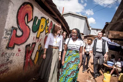 La princesse Mary de Danemark avec Maria Omare dans le bidonville de Kibera à Nairobi, le 28 novembre 2018