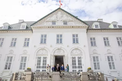 La famille royale de Danemark sur le perron de son château de Marselisborg à Aarhus, le 16 avril 2019