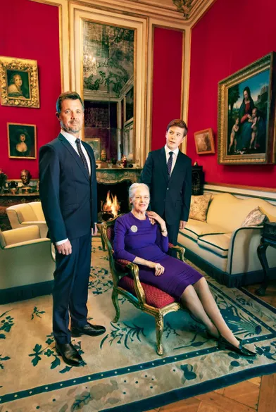 Nouveau portrait officiel de la reine Margrethe II de Danemark, pour ses 80 ans, avec ses héritiers, son fils le prince Frederik et son petit-fils le prince Christian. Photo diffusée le 14 avril 2020