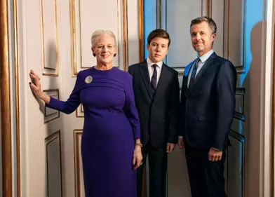Nouveau portrait officiel de la reine Margrethe II de Danemark, pour son 80e anniversaire, avec ses héritiers les princes Frederik et Christian. Photo diffusée le 14 avril 2020
