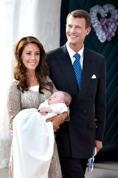Le prince Henrik de Danemark avec ses parents le jour de son baptême, le 26 juillet 2009