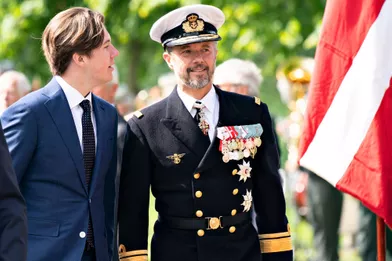 Le prince Christian de Danemark avec son père le prince héritier Frederik dans le Jutland du Sud, le 13 juin 2021