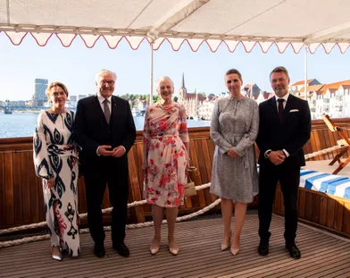 La reine Margrethe II de Danemark avec le couple présidentiel allemand, la Première ministre danoise et son mari sur le Danneborg, le 13 juin 2021