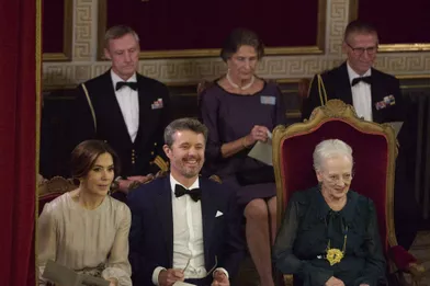 La reine Margrethe II de Danemark avec le prince héritier Frederik et la princesse Mary à Fredensborg, le 26 octobre 2021
