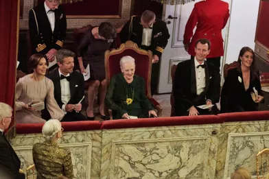 La reine Margrethe II de Danemark encadrée des princes Frederik et Joachim et des princesses Mary et Marie dans l'église du château de Fredensborg, le 26 octobre 2021