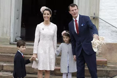 La princesse Marie et prince Joachim de Danemark avec leurs enfants à Fredensborg, le 1er avril 2017