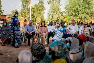 La princesse Mary de Danemark visite une clinique de santé mobile gérée par l'organisation Marie Stopes International (MSI) à Kayaau Burkina Faso, le 28 octobre 2021