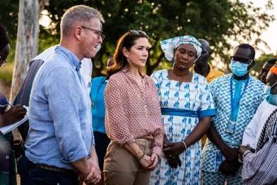 La princesse Mary de Danemark visite une clinique de santé mobile gérée par l'organisation Marie Stopes International (MSI) à Kayaau Burkina Faso, le 28 octobre 2021
