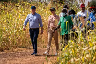 La princesse Mary de Danemark visiteune ferme adaptée au climat dans un village près de Kayaau Burkina Faso, le 28 octobre 2021