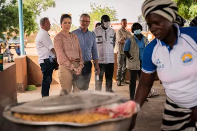La princesse Mary de Danemark visiteune coopérative d'étuveuses de riz dans un village près de Kayaau Burkina Faso, le 28 octobre 2021