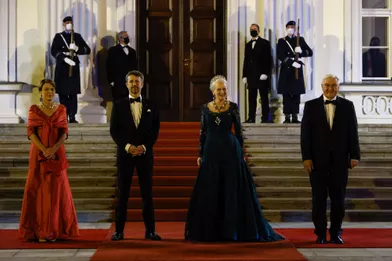 La reine Margrethe II et le prince héritier Frederik de Danemark avec le président allemandFrank-Walter Steinmeier et sa femme Elke Büdenbender avant le dîner d'Etatà Berlin, le 10 novembre 2021