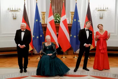 La reine Margrethe II et le prince héritier Frederik de Danemark avec couple présidentiel allemandavant le dîner d'Etatà Berlin, le 10 novembre 2021