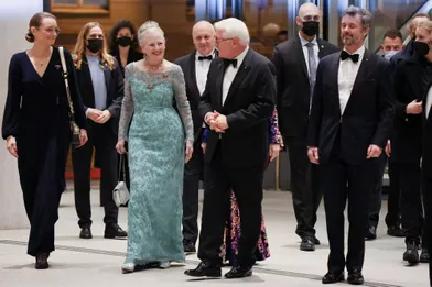 La reine Margrethe II et le prince héritier Frederik de Danemark avec le président allemandFrank-Walter Steinmeier à Berlin, lors de la soirée de contrepartie, le 11 novembre 2021