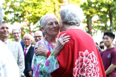 La reine Margrethe II et sa soeur cadette la princesse Benedikte de Danemark à Tivoli à Copenhague, le 19 juin 2021