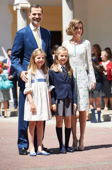 La princesse Leonor d'Espagne avec ses parents et sa soeur la princesse Sofia, le 20 mai 2015, jour de sa première communion