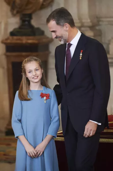 La princesse Leonor d'Espagne, décorée de l'ordre de la Toison d'or, avec son père le roi Felipe VI, le 30 janvier 2018