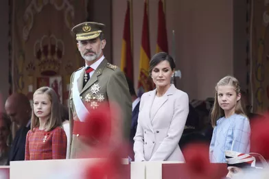 La princesse Leonor d'Espagne avec ses parents et sa soeur la princesse Sofia, le 12 octobre 2018, pour la première fois à droite du souverain à la Fête nationale