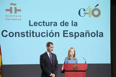 La princesse Leonor d'Espagne avec son père le roi Felipe VI, lors des 40 ans de la Constitution espagnole, le 31 octobre 2018