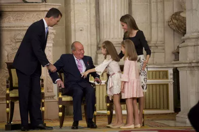 La princesse Leonor d'Espagne avec ses parents, sa soeur la princesse Sofia et son grand-père le roi Juan Carlos, le 18 juin 2014, jour de son abdication 