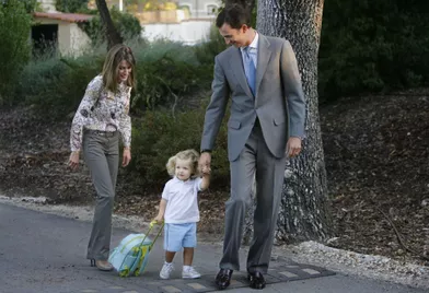 La princesse Leonor d'Espagne avec ses parents, le 7 septembre 2007, jour de sa première rentrée à la garderie