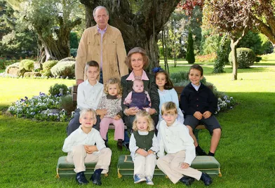 La princesse Leonor d'Espagne avec sa soeur la princesse Sofia, ses cousins et cousines et leurs grands-parents la reine Sofia et le roi Juan Carlos, le 15 décembre 2007