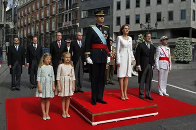 La princesse Leonor d'Espagne avec ses parents, le roi Felipe VI et la reine Letizia, et sa soeur la princesse Sofia, le 19 juin 2014, jour d'intronisation de son père